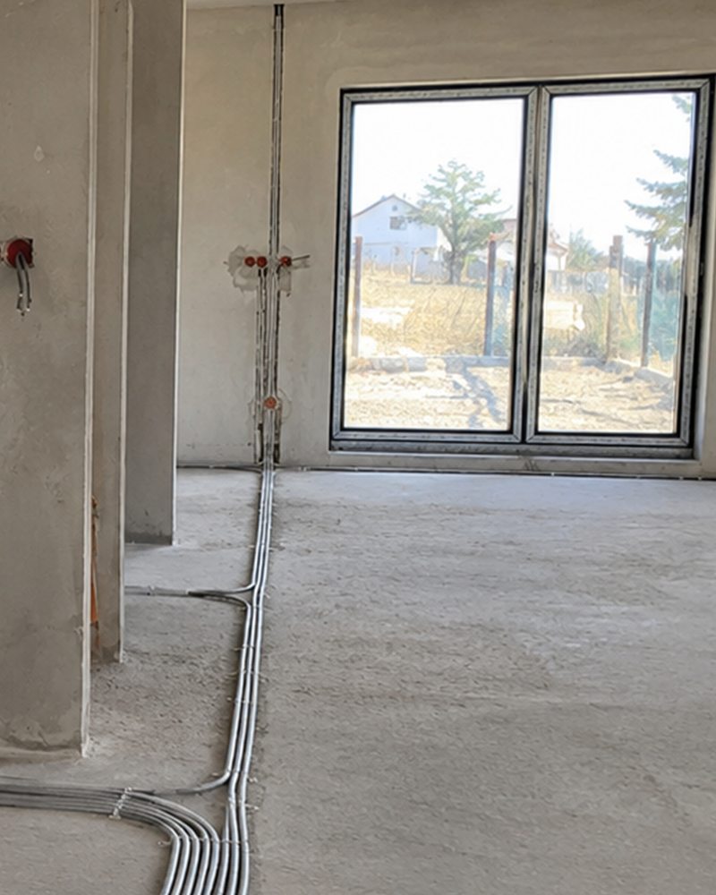 Przewody instalacji elektrycznej prowadzone w posadzce i ścianach