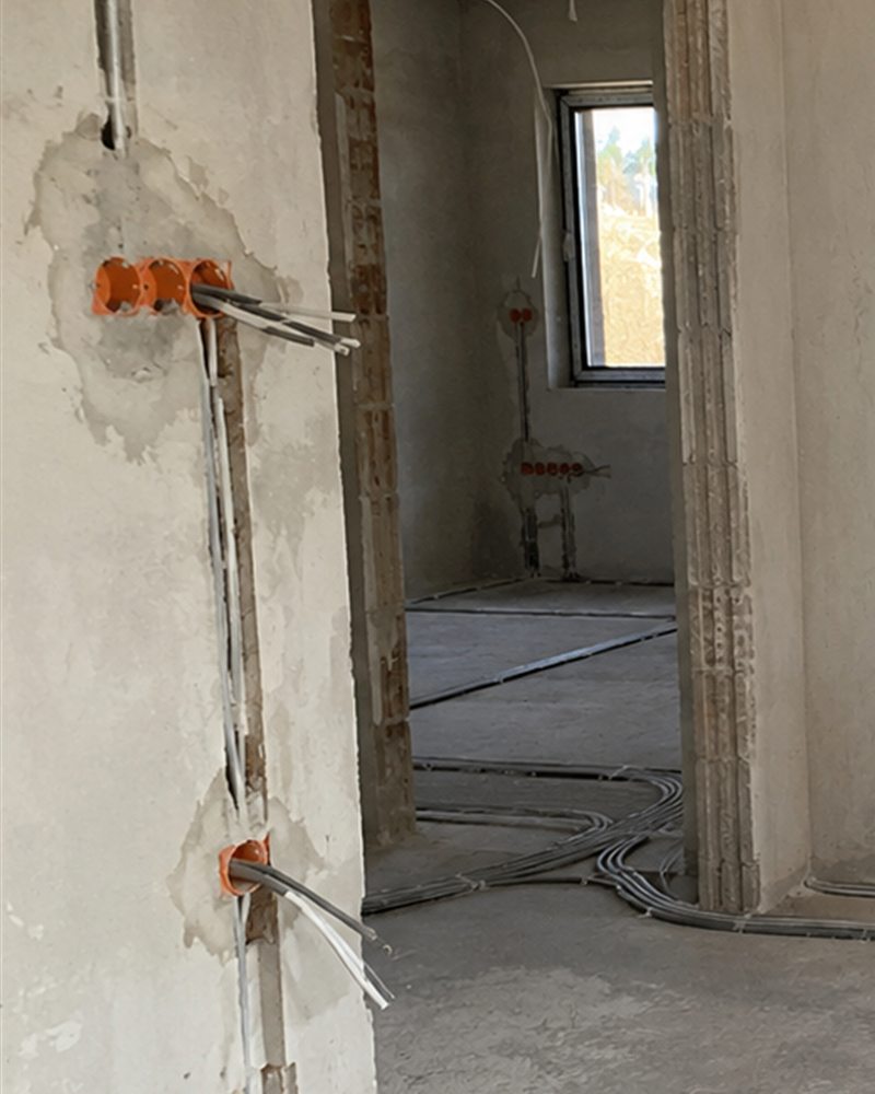 Puszki elektryczne i przewody przygotowane na etapie budowy
