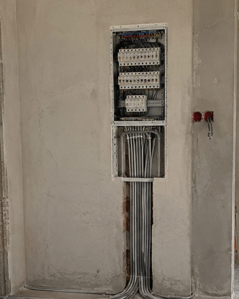 Rozdzielnica elektryczna i przewody prowadzone w nowym budynku